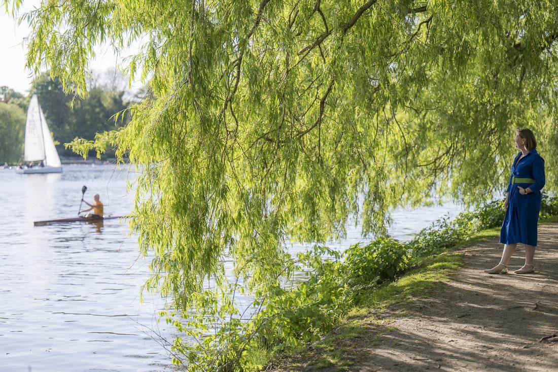 Blick über die Alster in Hamburg, Anne Sendatzki am Ufer