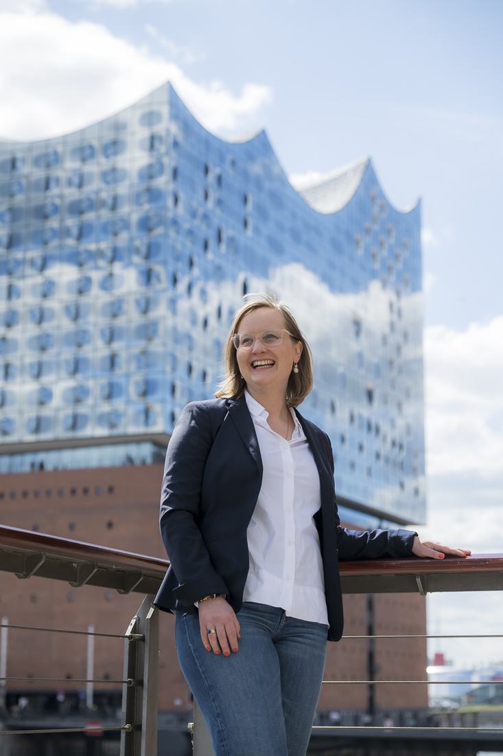 Anne Sendatzki, Coach für Führungskräfte, vor der Elbphilharmonie in Hamburg