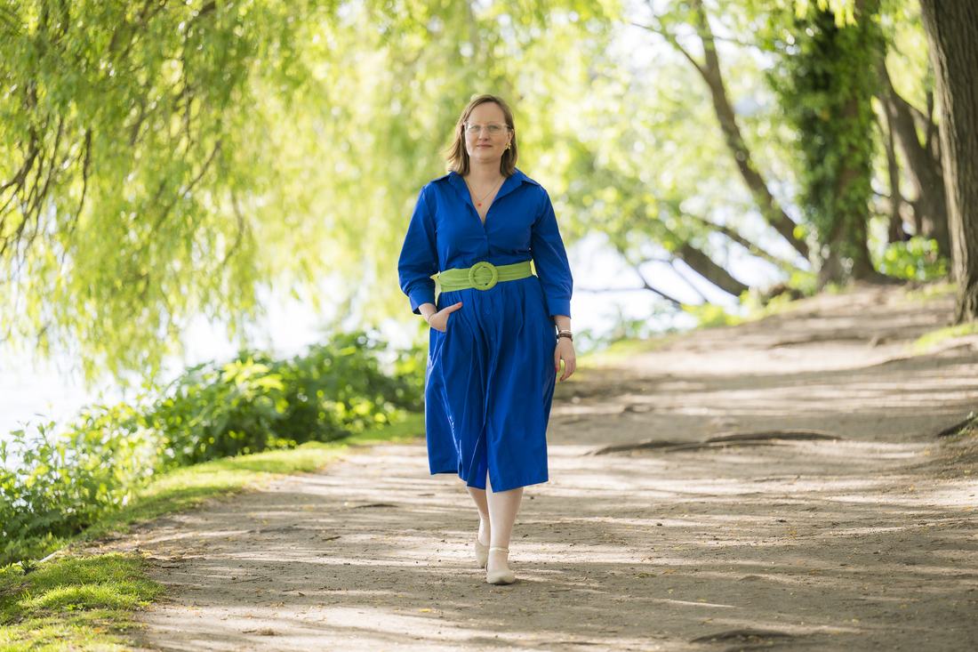 Anne Sendatzki an der Alster in Hamburg
