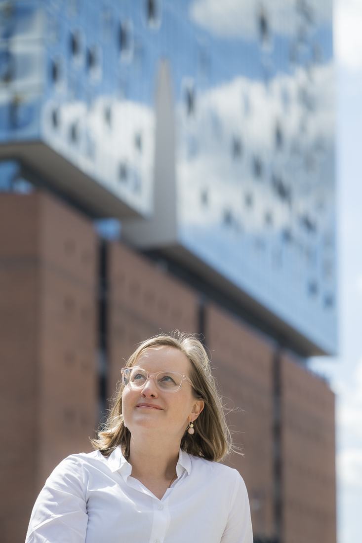 Anne Sendatzki vor der Elbphilharmonie in Hamburg