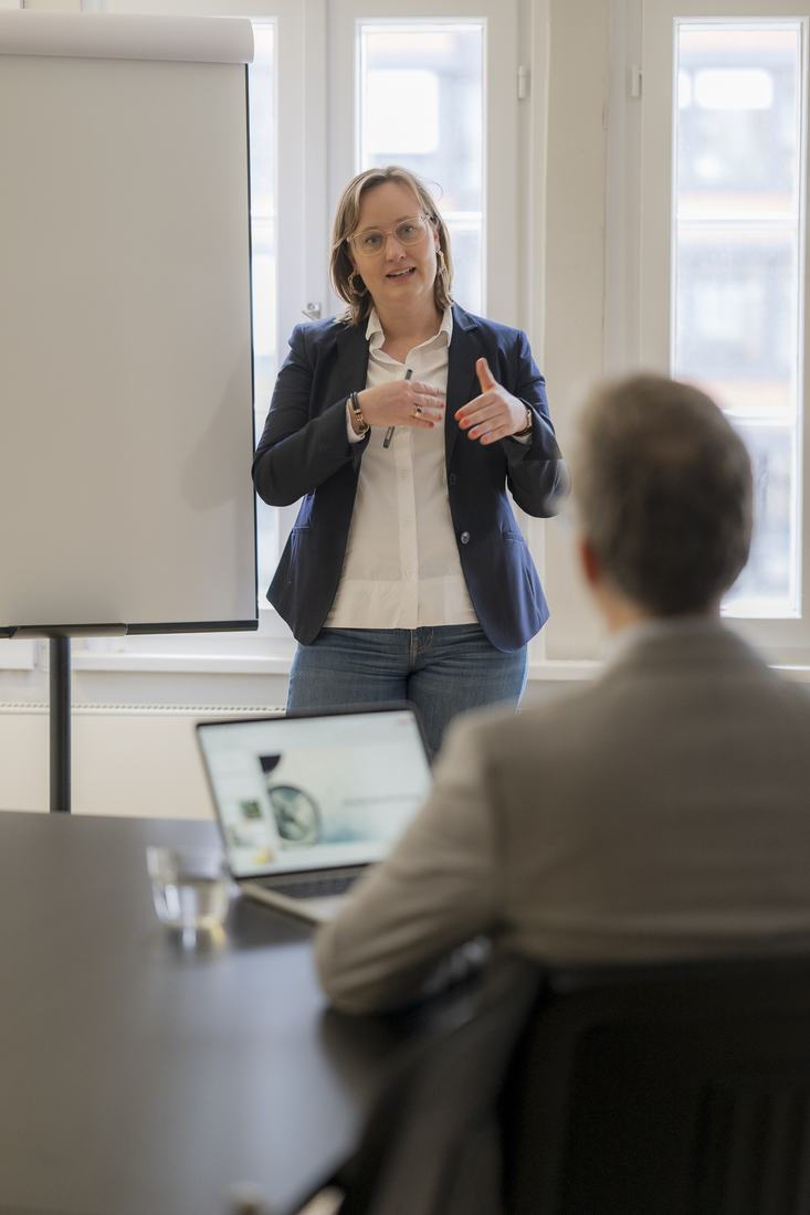 Anne Sendatzki am Flipchart im Gespräch