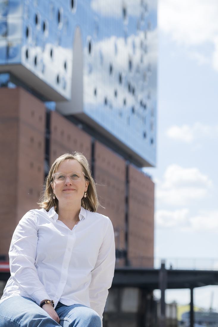 Anne Sendatzki vor der Elbphilharmonie in Hamburg