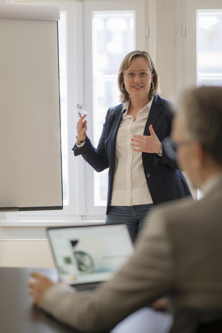 Anne Sendatzki moderiert einen Workshop mit einem Führungsteam
